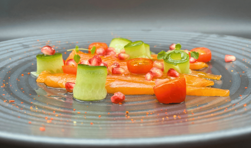 Carpaccio de truite au gin, concombre pickels grenade et tomate