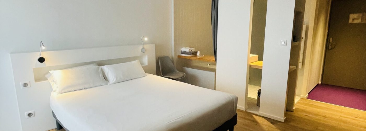 Lit chambre double hôtel Le Santiago Hendaye
