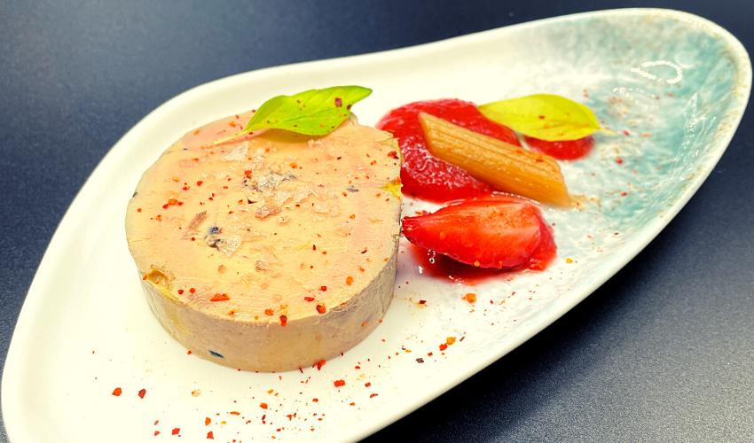 Foie gras mi- cuit, rhubarbe et fraise du restaurant Le Santiago à Hendaye